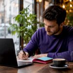Dans un bureau baigné de lumière, un spécialiste du marketing digital se penche sur l’optimisation d’une page d’atterrissage pour en améliorer les performances.
