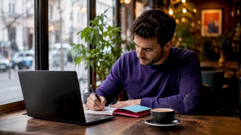 Dans un bureau baigné de lumière, un spécialiste du marketing digital se penche sur l’optimisation d’une page d’atterrissage pour en améliorer les performances.