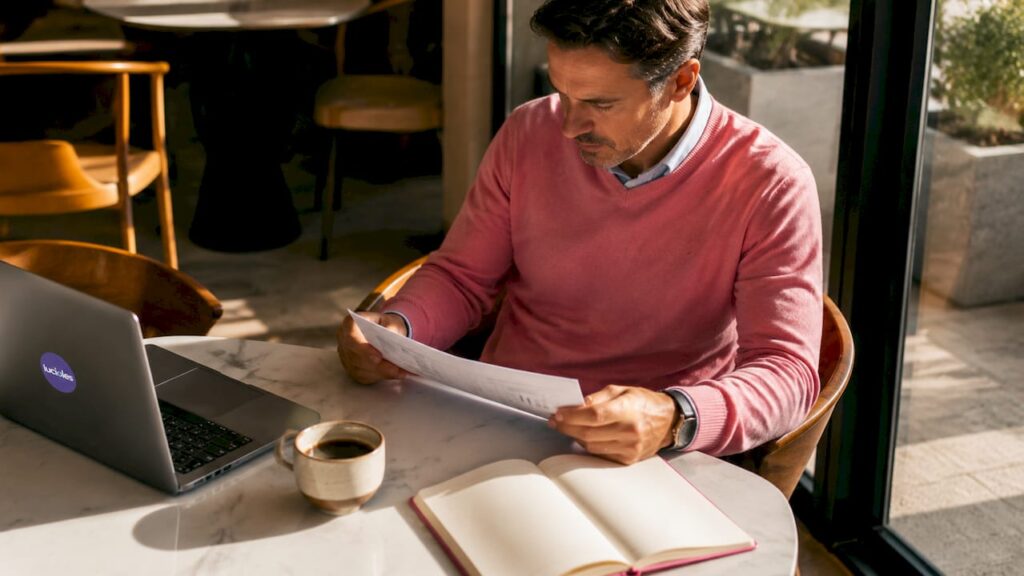 Un cadre plongé dans l’étude de dossiers à son bureau