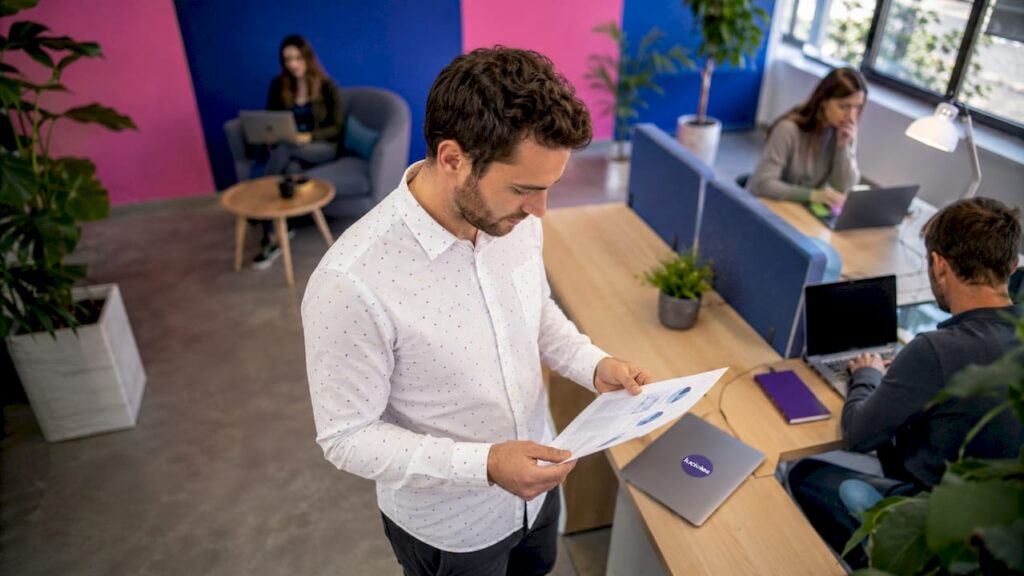 Dirigeant de PME exploitant le potentiel de l’intelligence artificielle au service de son entreprise