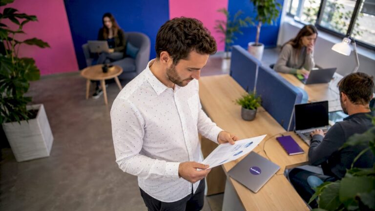 Dirigeant de PME exploitant le potentiel de l’intelligence artificielle au service de son entreprise
