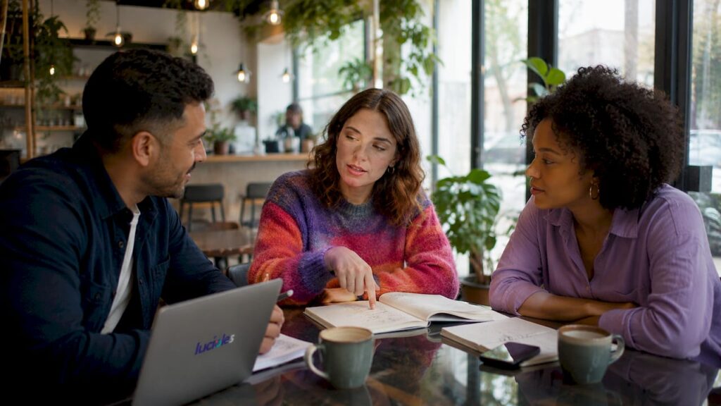 L’équipe se réunit pour élaborer la stratégie de l’agence de marketing.