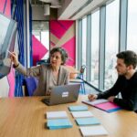 Échange entre experts IT et marketing lors d’une réunion de travail
