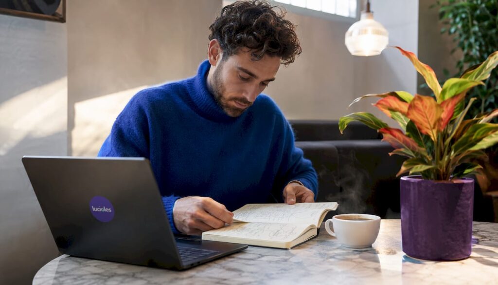 Un homme analyse ses notes en neuromarketing, installé tranquillement à la terrasse d’un café.