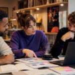 L’équipe échange sur la gestion et la coordination des prestataires digitaux.