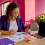 Un responsable marketing analyse les performances de sa campagne de remarketing.