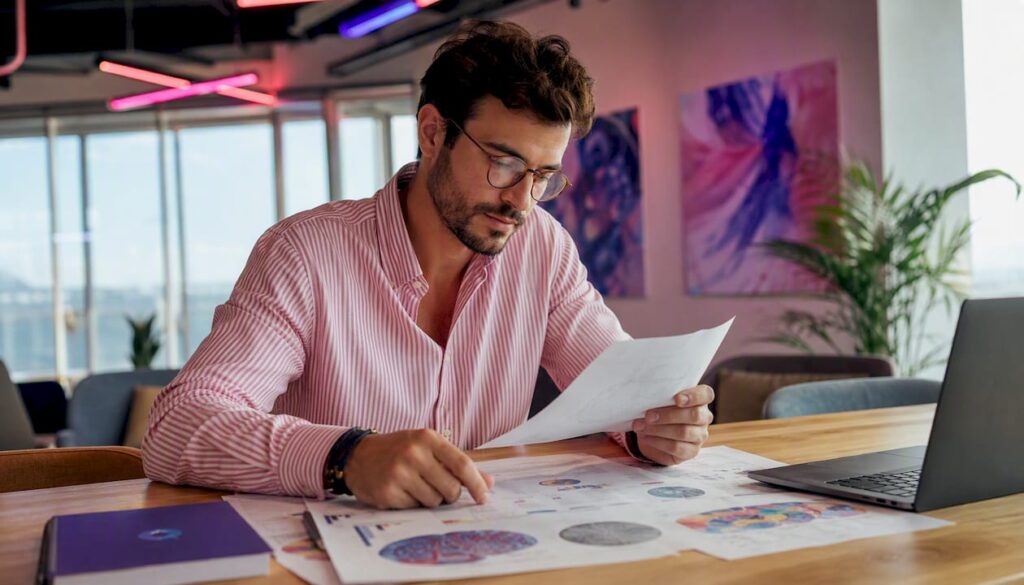 Dans son bureau, un analyste passe en revue des documents spécialisés en neuromarketing.