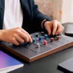 Des mains qui ajustent plusieurs commandes pour optimiser des tests multivariés