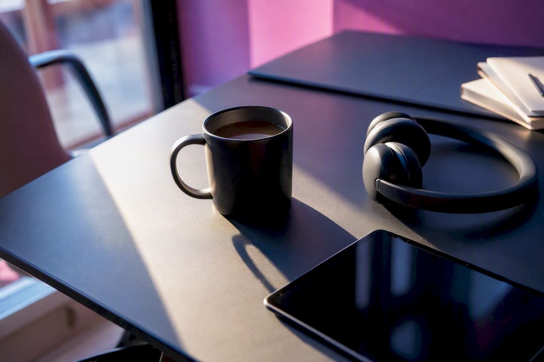 Lumières dégradées colorées sur un espace de travail élégant