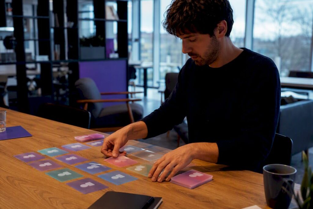 Des mains organisant des cartes d'audience segmentées