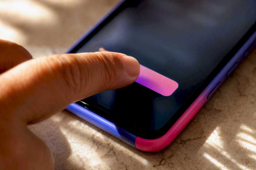 Pouce proche du bouton de consentement aux cookies sur un smartphone