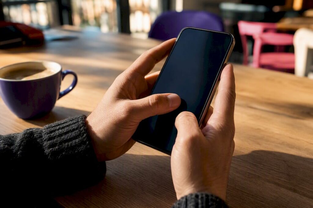 Mains réglant les préférences de cookies sur un smartphone