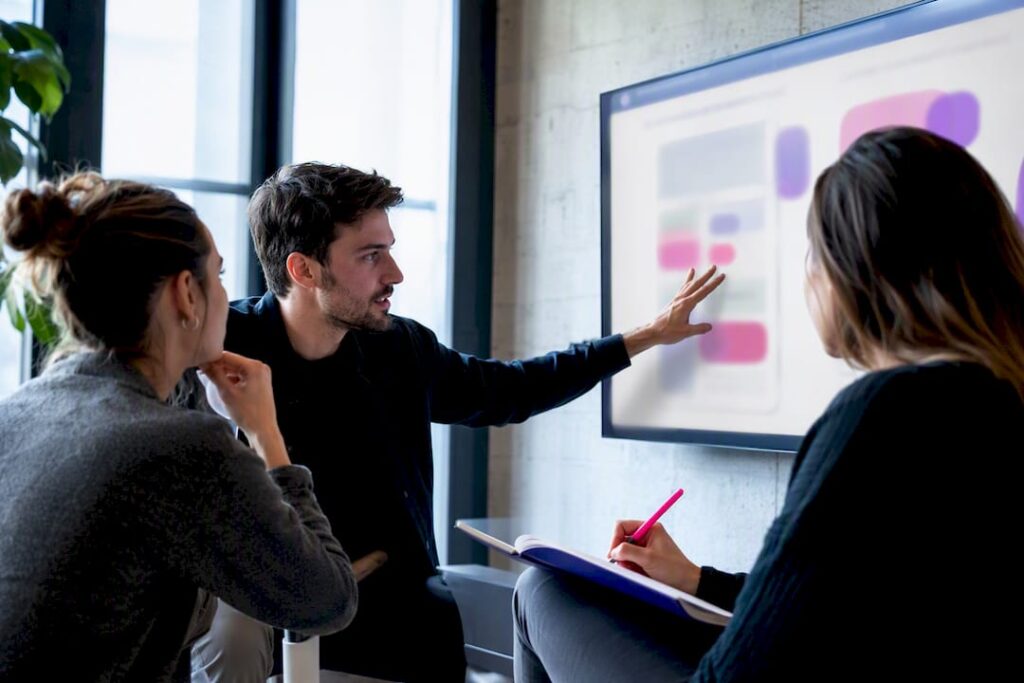 Équipe en train d'analyser un parcours d'intégration SaaS