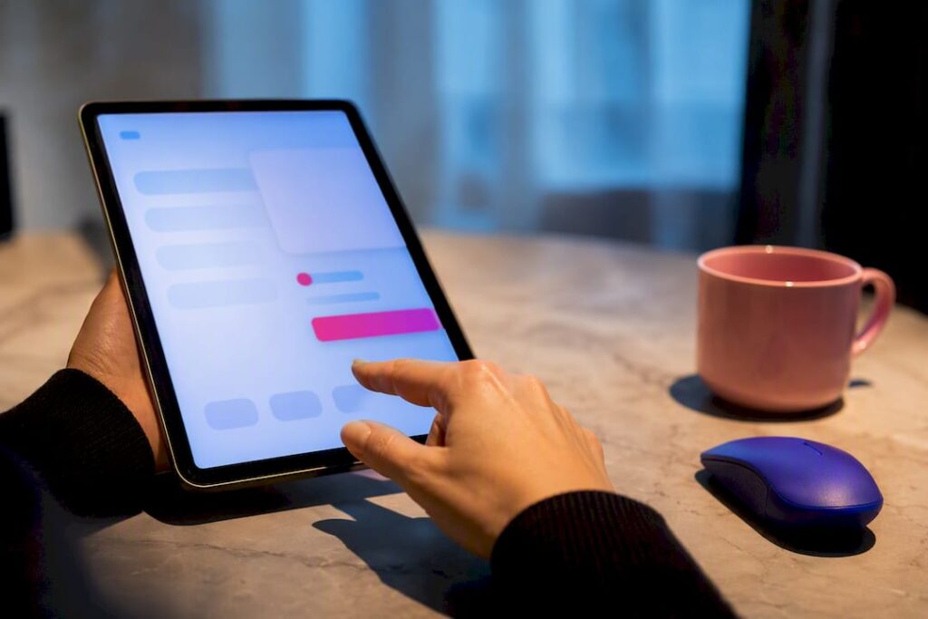 Acheteur consultant une page e-commerce avec stock limité