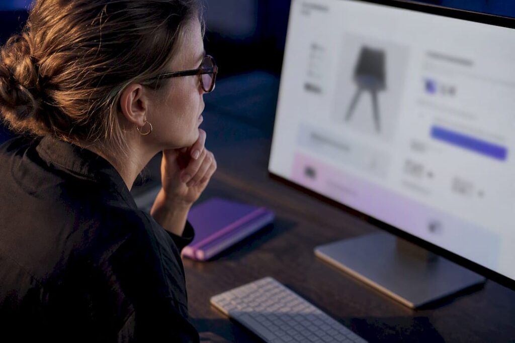 Chef de produit examinant une fiche produit e-commerce
