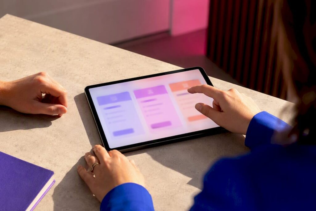 Des mains comparant trois offres tarifaires B2B