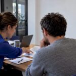 UX & Parcours Clients 21 Deux analystes comparent des groupes d'étude