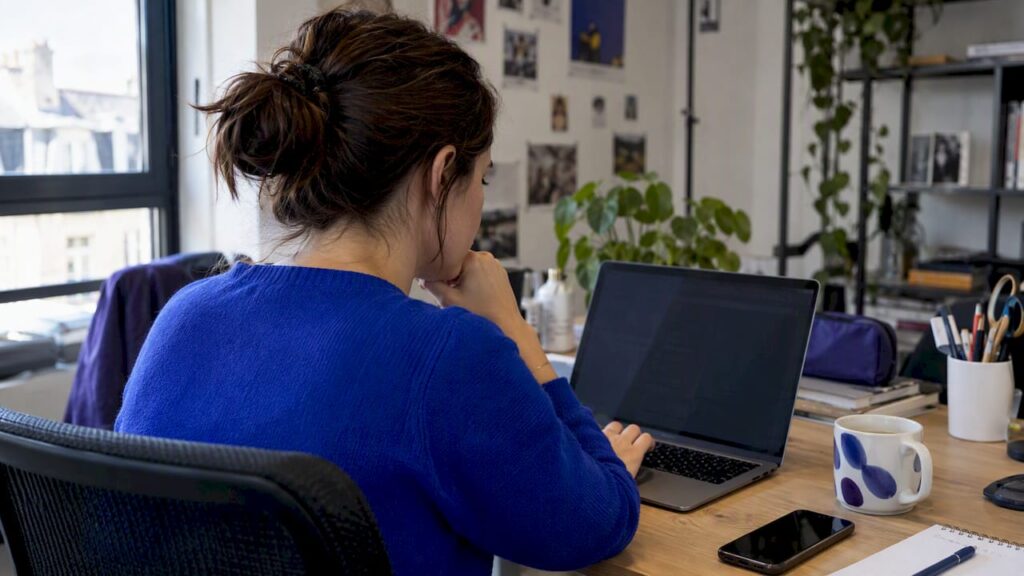 Analyste examinant des signaux d’intention d’achat