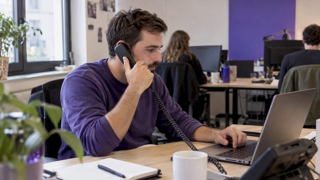 Un SDR en train de préparer un appel de prospection