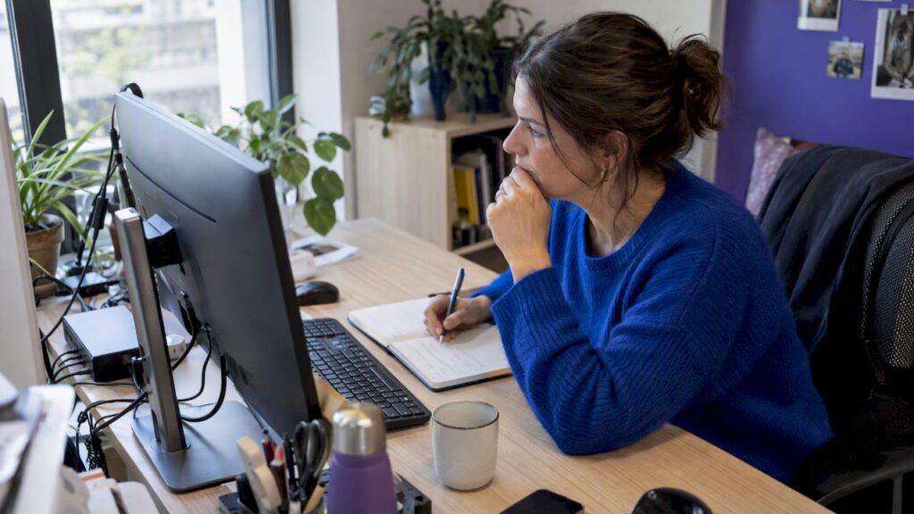 Responsable marketing évaluant deux critères de conversion