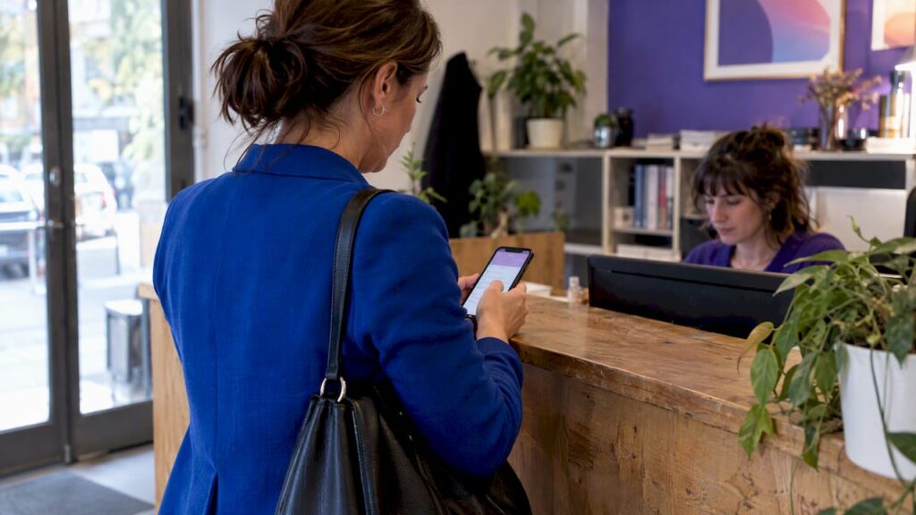 Visiteuse enregistrant une demande B2B sur son smartphone