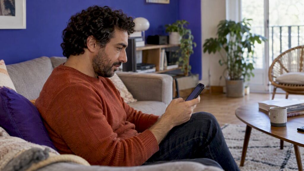 Acheteur sélectionnant une option de livraison en ligne