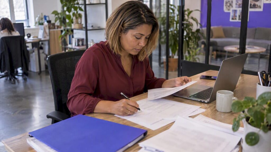 Responsable marketing allouant un budget CRO